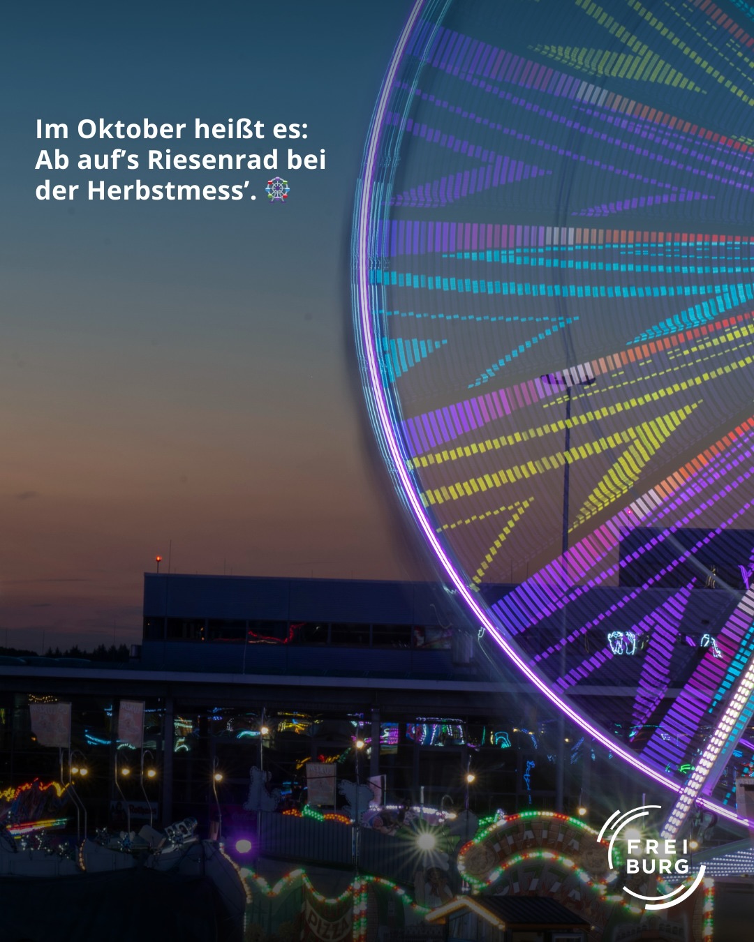 Dieser Alternativtext wurde KI-generiert: Ein beleuchtetes Riesenrad dominiert das Bild. Im Hintergrund sind weitere Attraktionen und Lichter einer Veranstaltung zu erkennen.