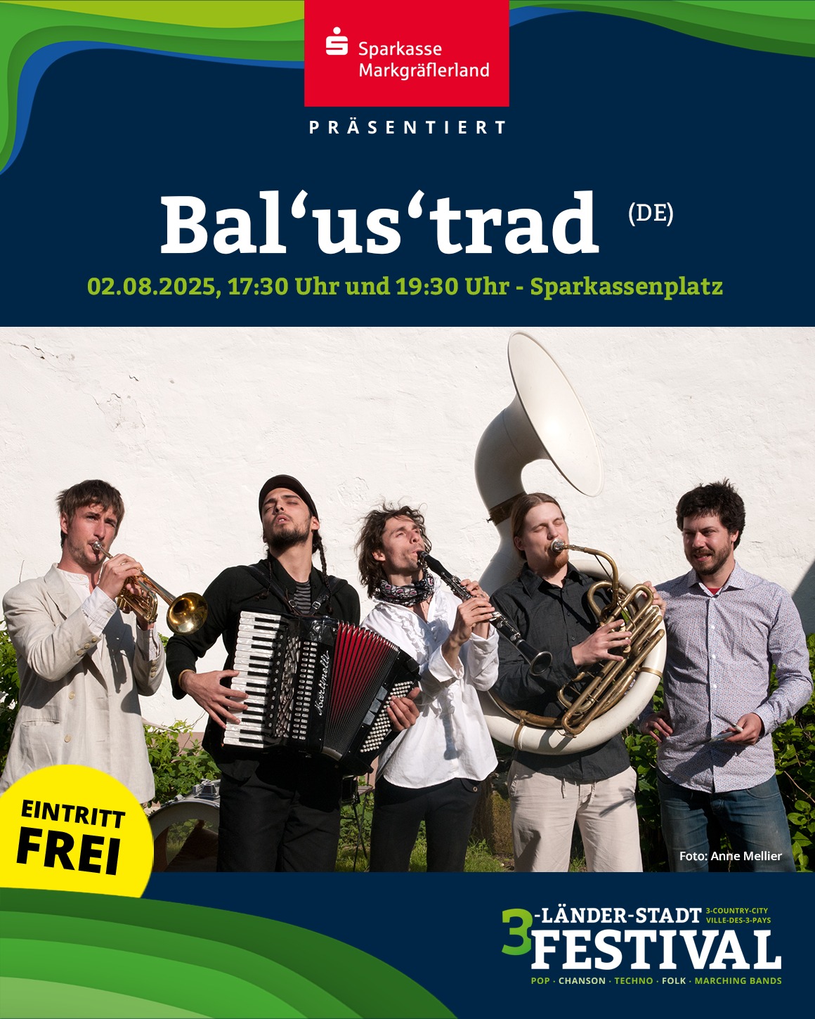 Das Bild zeigt eine Gruppe von Personen mit verschiedenen Musikinstrumenten, darunter eine Tuba, ein Akkordeon und eine Trompete.