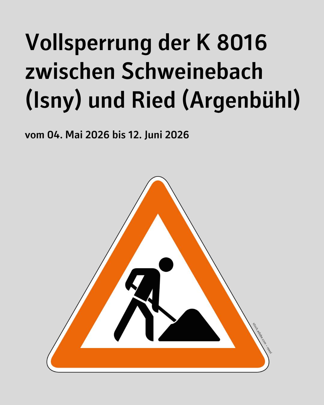 Dieser Alternativtext wurde KI-generiert: Gelbes Warndreieck mit einem Piktogramm einer Person bei Straßenarbeiten. Darüber befindet sich eine Ankündigung über eine Vollsperrung der K 8016 zwischen zwei Ortsnamen und einem Datumsbereich.