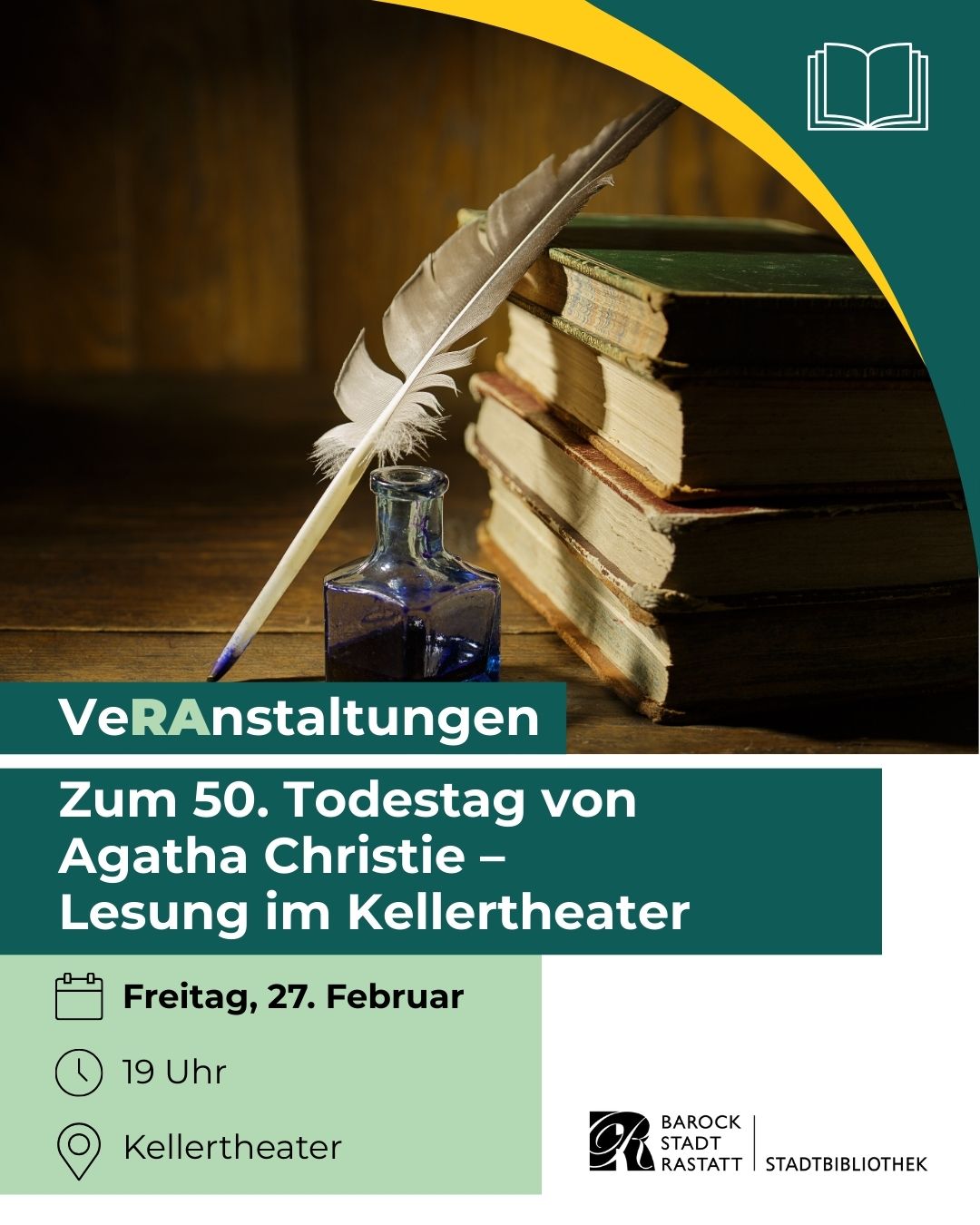 Dieser Alternativtext wurde KI-generiert: Ein Werbeplakat mit einem nostalgischen Arrangement aus Buch, Feder und Tintenfass. Der Hintergrund ist in dunklen und helleren Farbtönen gehalten und enthält Informationen zu einer Veranstaltung.