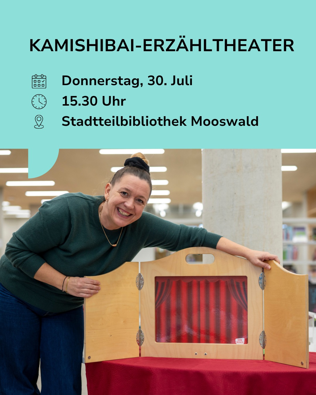 Plakat für ein Kamishibai-Erzähltheater am Donnerstag, 30. Juli um 15.30 Uhr in der Stadtteilbibliothek Mooswald. Eine Person in grünem Pullover lehnt lächelnd über einem hölzernen Kamishibai-Theater mit rotem Vorhang in einer Bibliothek. (KI-Alternativtext)