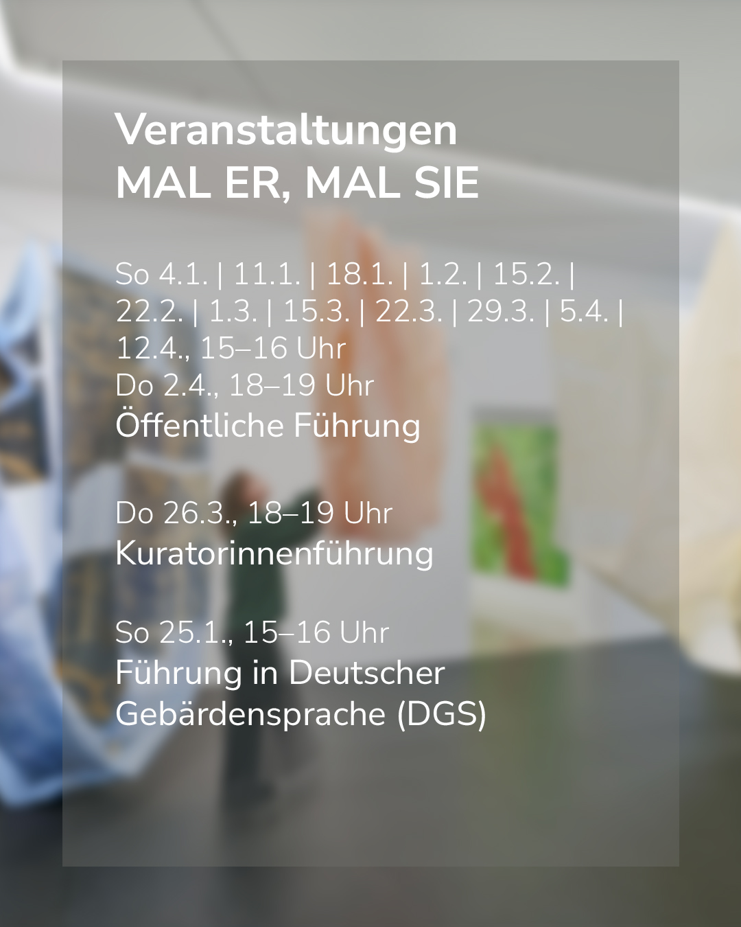 Dieser Alternativtext wurde KI-generiert: Ein Textplakat mit Informationen zu Veranstaltungen und Führungen, einschließlich Daten und Uhrzeiten. Der Hintergrund ist verschwommen und zeigt eine Außenansicht.