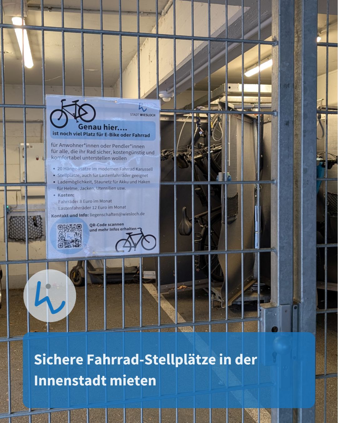Sichere Fahrradstellplätze in der Innenstadt mieten: Hinweisschild an einem Gittertor mit Informationen zu Platzangebot, Preisen und Kontakt für E-Bike- und Fahrradnutzer*innen, dahinter sichtbare Fahrräder im Karussell. (KI-Alternativtext)