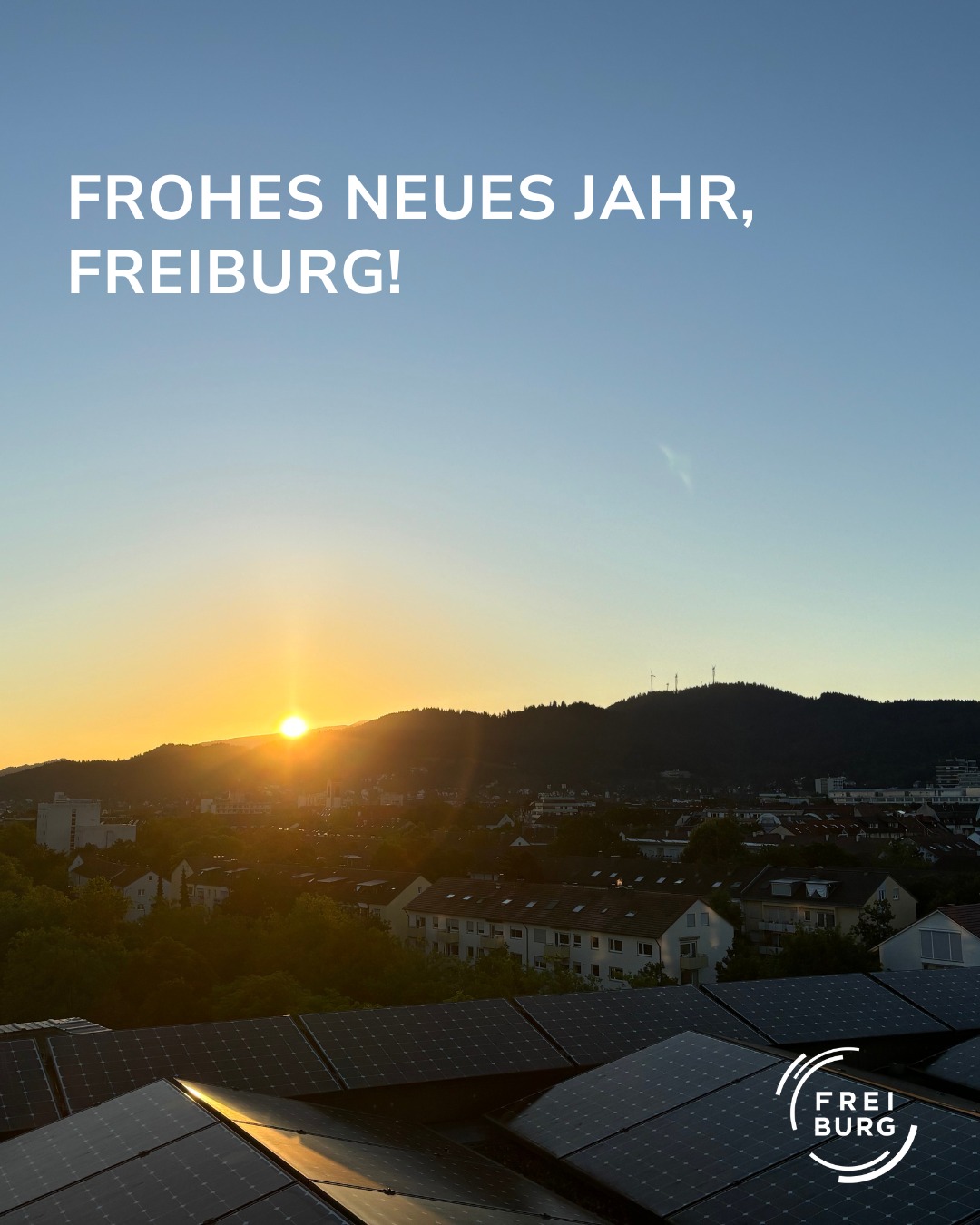 Dieser Alternativtext wurde KI-generiert: Ein Sonnenuntergang über einer Stadt und Hügeln. Auf dem Bild steht ein Neujahrsgruß und ein Logo ist zu sehen.