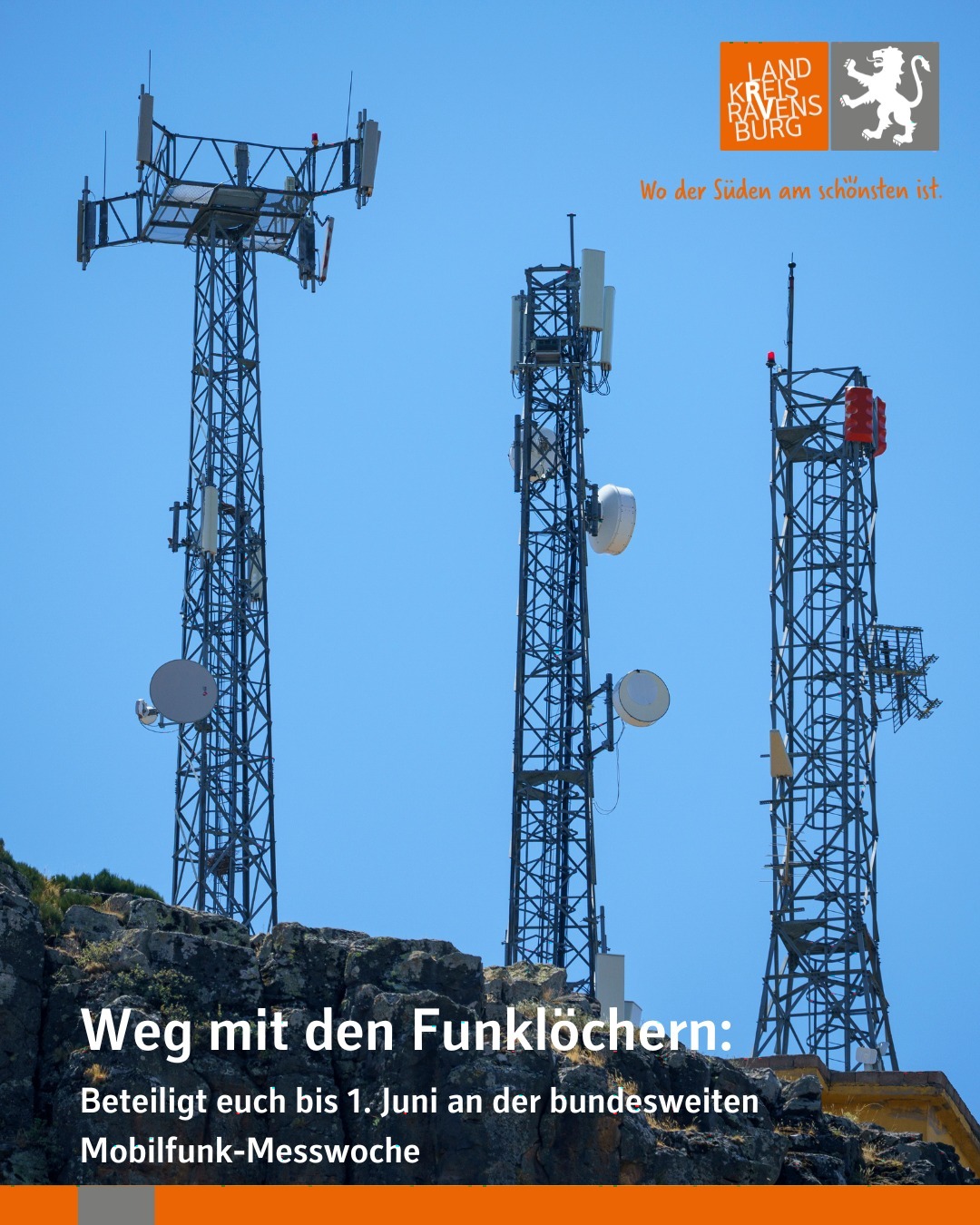 Drei Mobilfunkmasten stehen vor blauem Himmel. Im Vordergrund ist ein Schriftzug zu sehen.