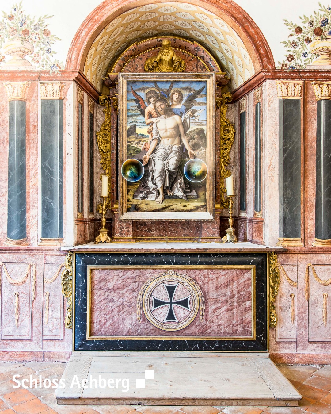 Dieser Alternativtext wurde KI-generiert: Ein barocker Altar mit einem Gemälde von zwei Figuren. Der Altar ist reich verziert und zeigt ein großes Kreuz in der Mitte.