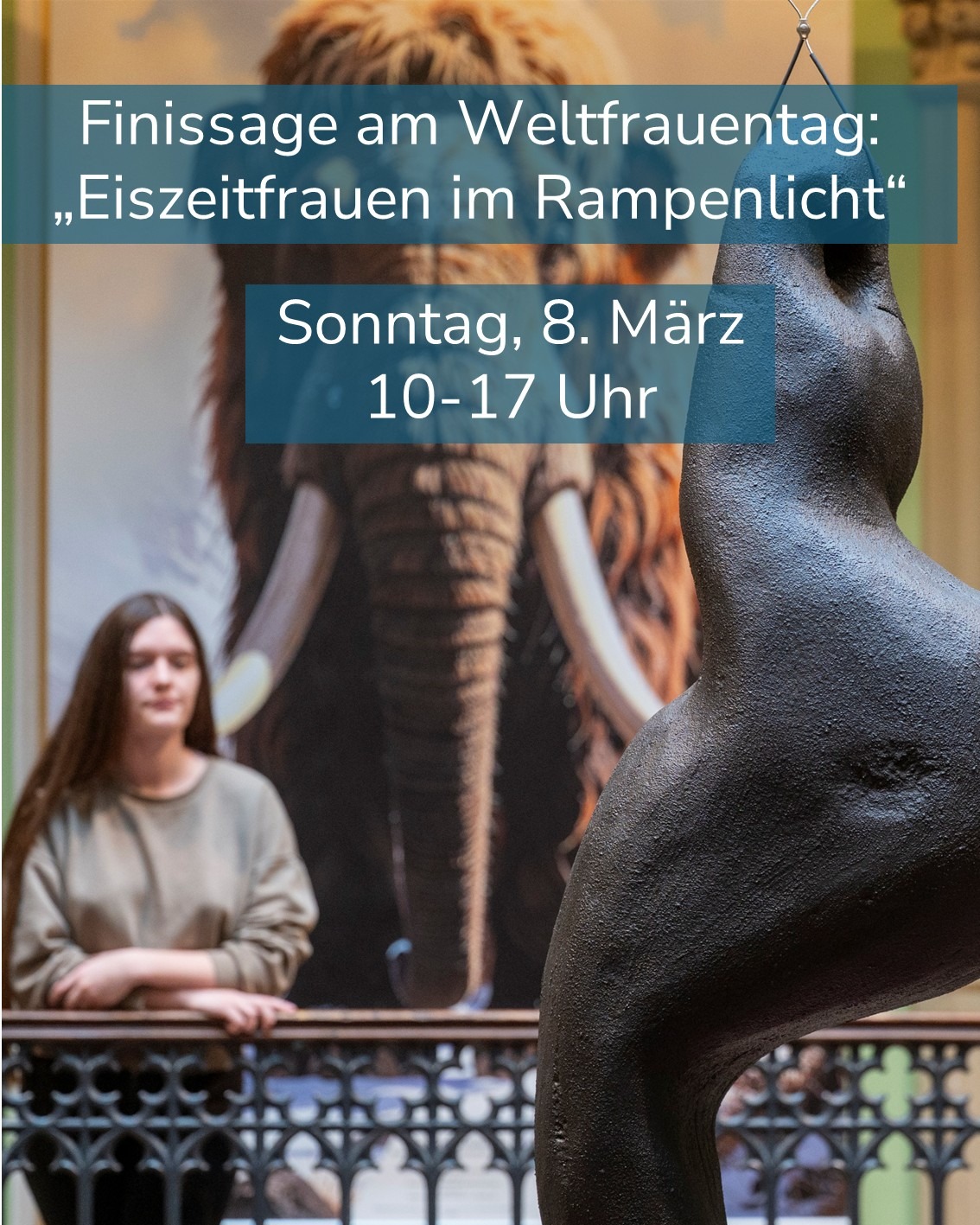 Dieser Alternativtext wurde KI-generiert: Ein Werbeplakat mit einem Hintergrundbild von Skulpturen, darunter eine Mammutfigur. Im Vordergrund befindet sich Text, der auf eine Veranstaltung am 8. März hinweist.