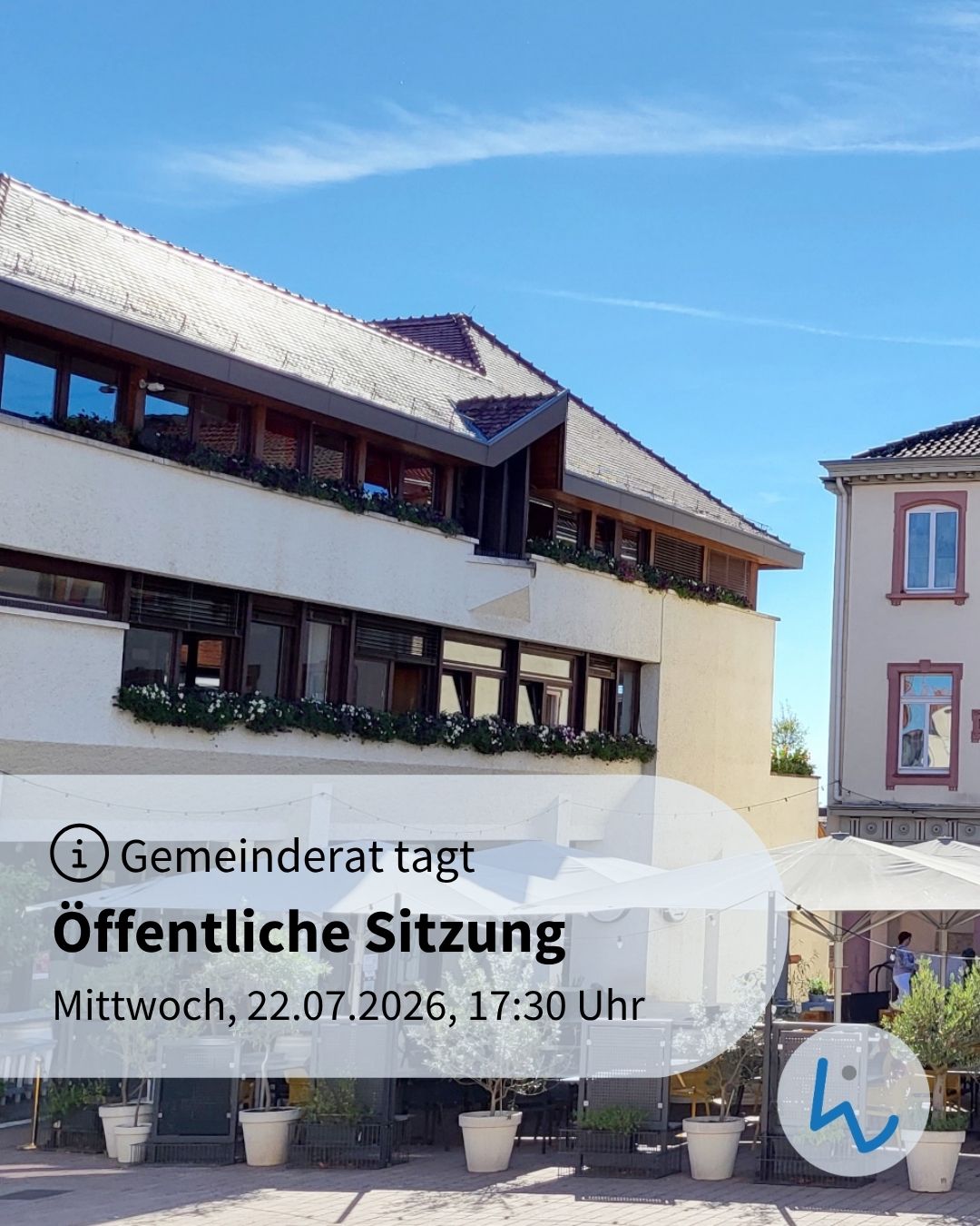 Weißes Gebäude mit Fensterbrettern und blauem Himmel. Überlagert steht der Text: „Gemeinderat tagt, Öffentliche Sitzung, Mittwoch, 22.07.2026, 17:30 Uhr“. Unten rechts ist ein rundes Logo mit einem blauen Symbol zu sehen. (KI-Alternativtext)