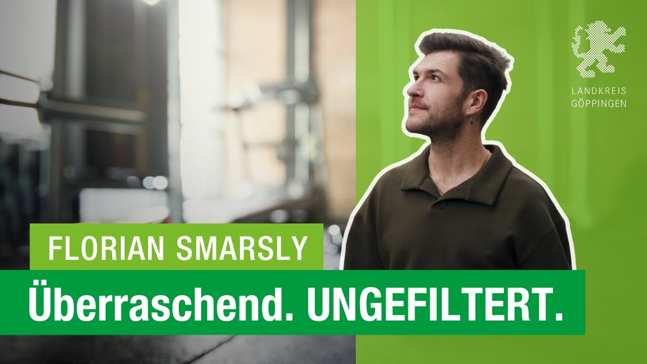 Ein Schwarzweißfoto zeigt eine Person, die nach links blickt. Im Bild befinden sich grün und gelb hinterlegte Textelemente.