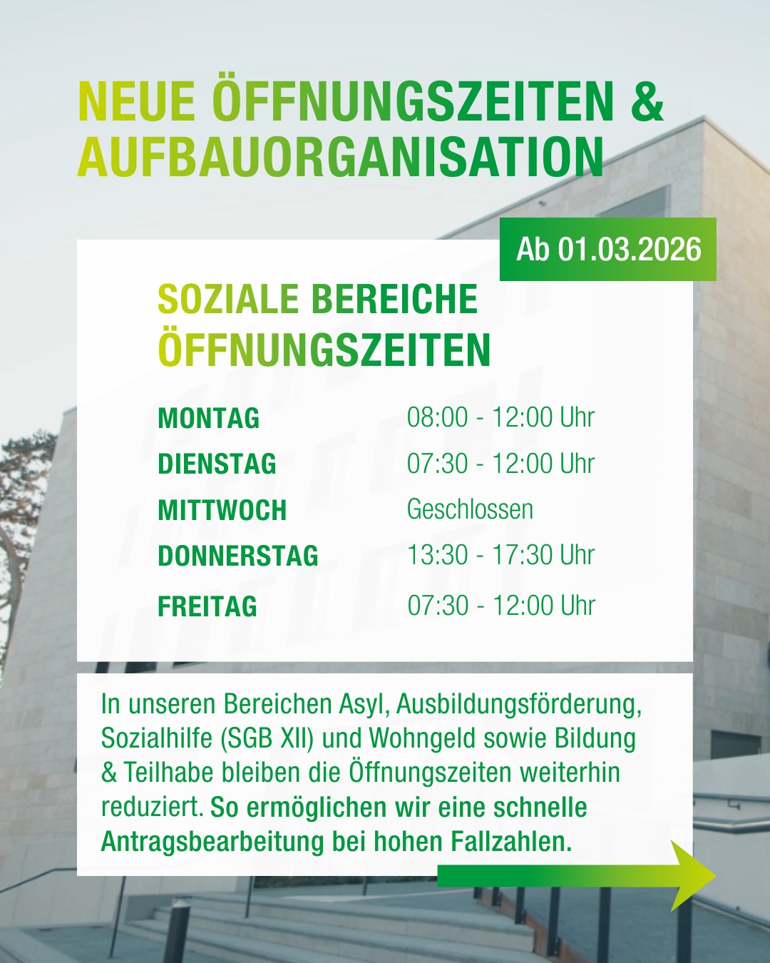 Dieser Alternativtext wurde KI-generiert: Ein farbiges Plakat kündigt neue Öffnungszeiten und eine Umstrukturierung an. Es zeigt die Öffnungszeiten für verschiedene Tage und Bereiche sowie einen Hinweis auf die Bearbeitung von Anträgen.