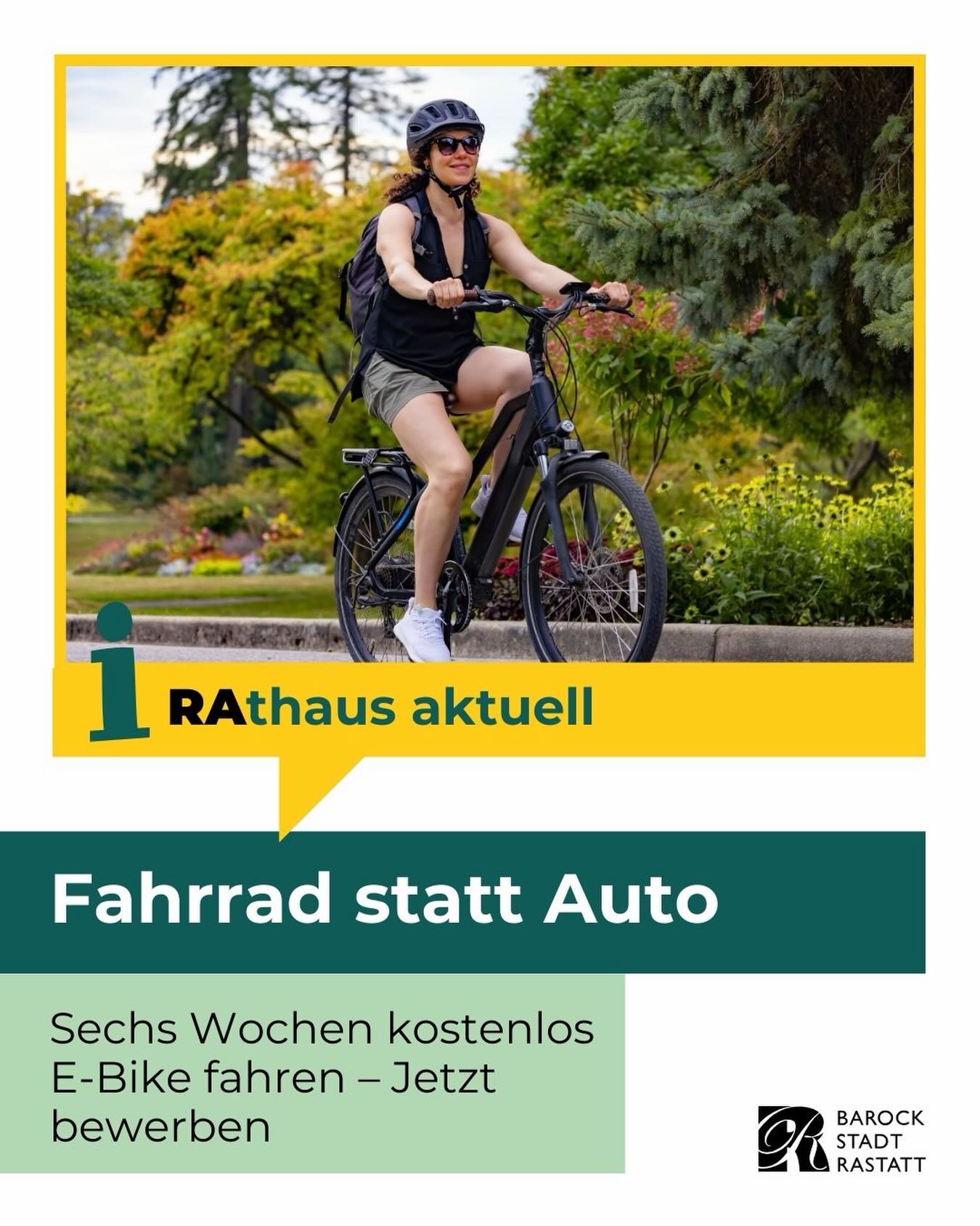 Dieser Alternativtext wurde KI-generiert: Eine Person fährt auf einem Fahrrad im Freien. Im Vordergrund befindet sich ein Werbeplakat mit dem Slogan 'Fahrrad statt Auto'.