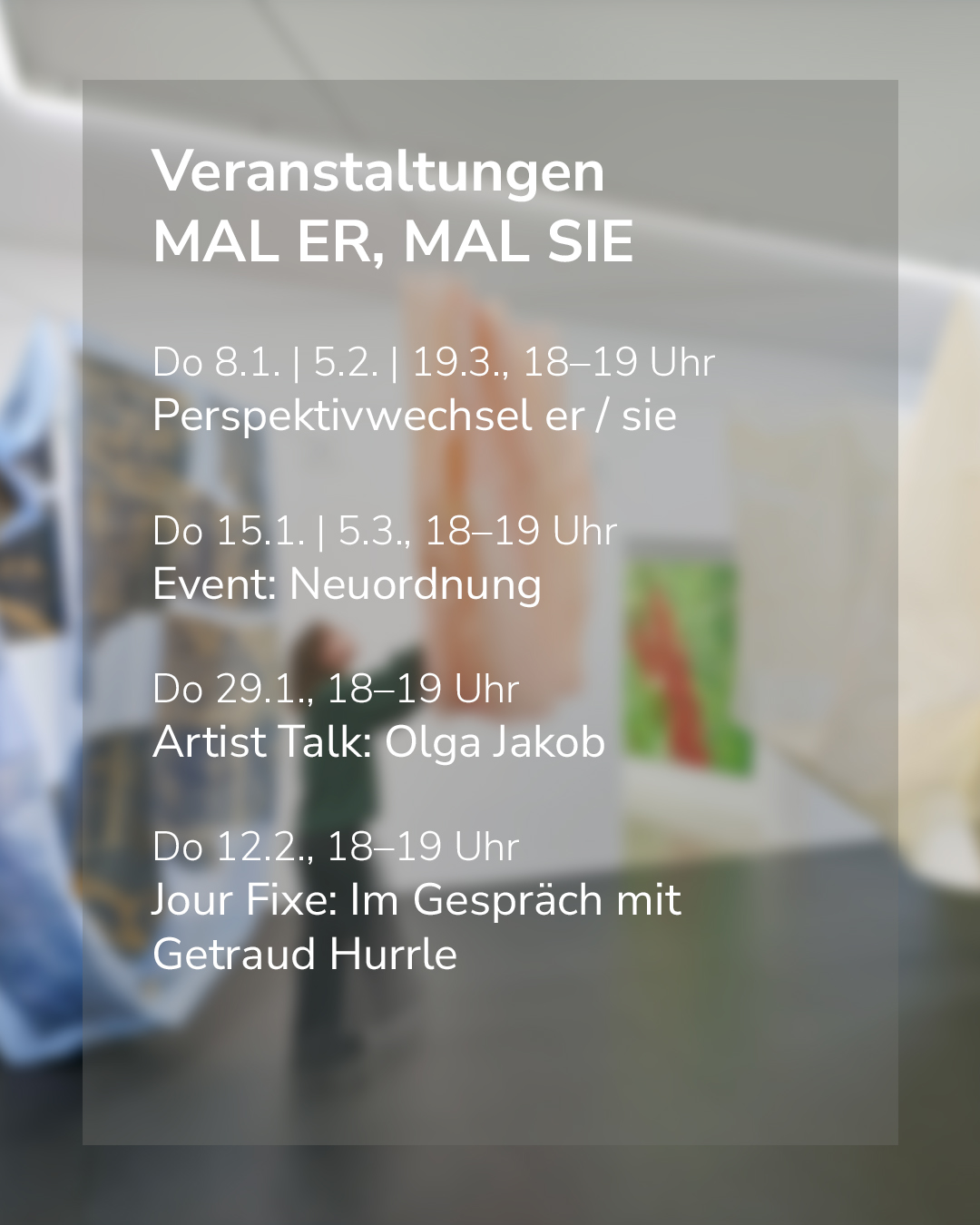 Dieser Alternativtext wurde KI-generiert: Ein Foto zeigt einen Flyer mit Ankündigungen für verschiedene Veranstaltungen, inklusive Datum und Uhrzeit. Der Flyer ist unscharf vor einem verschwommenen Hintergrund.