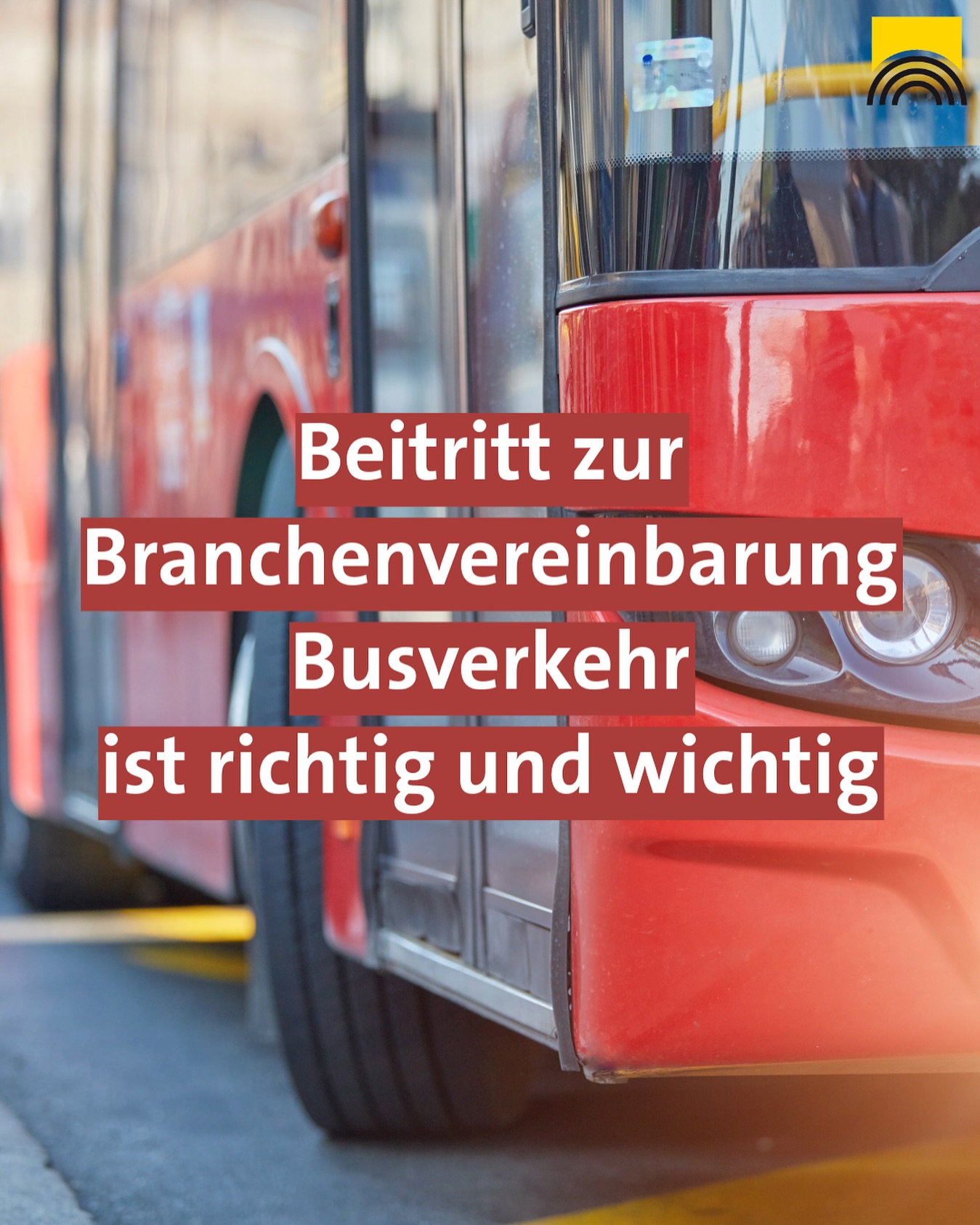 Ein teilweise zu sehender roter Linienbus steht auf der Straße. Textfelder überlagern das Bild.