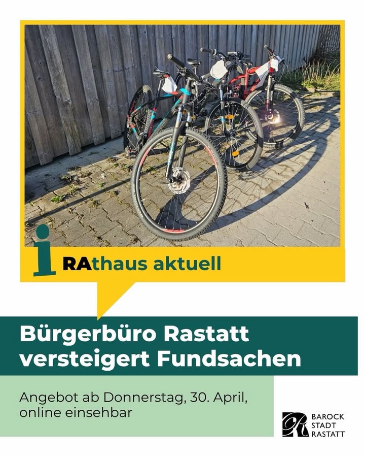 Dieser Alternativtext wurde KI-generiert: Ein Fahrrad lehnt an einer Holzwand neben einem Pflasterweg. Im unteren Bildbereich befindet sich eine farbige Textgrafik mit Informationen zu Fundsachen.