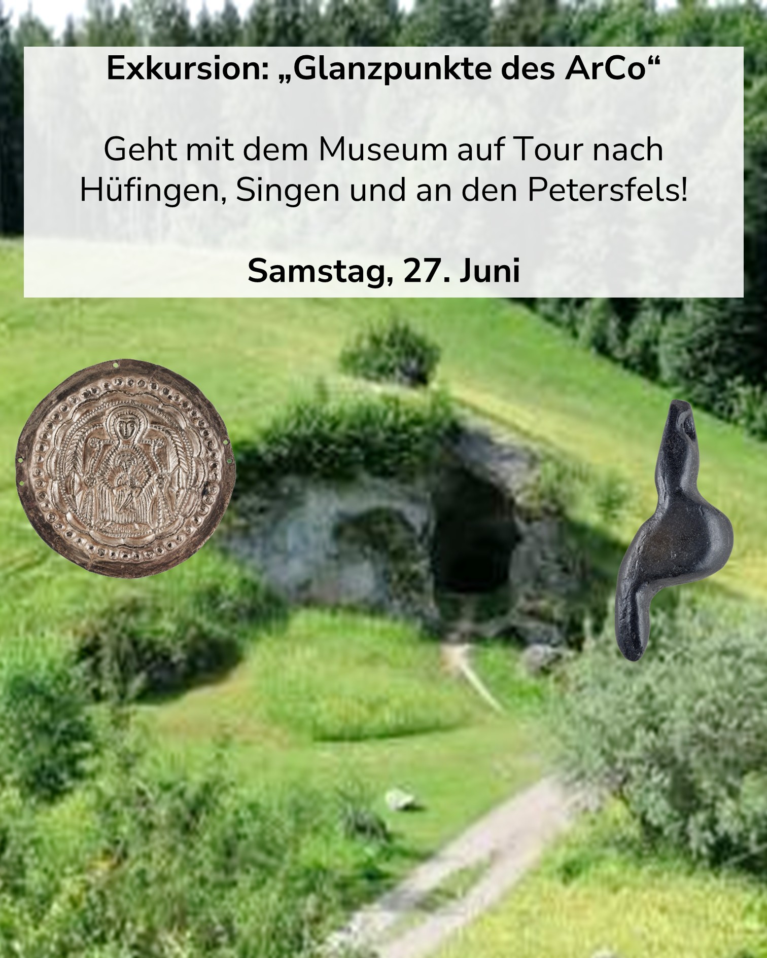 Dieser Alternativtext wurde KI-generiert: Ein farbiges Bild zeigt eine Landschaft mit einem Weg und einem Bunker-Eingang. Im Vordergrund liegen historische Objekte auf dem Gras.