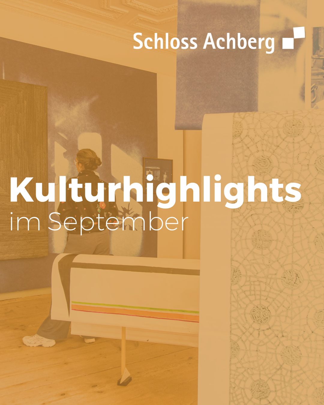 Ein Innenraum mit Holzboden und dekorativen Wandverzierungen. Textschilder überlagern das Bild und bewerben kulturelle Veranstaltungen im September.