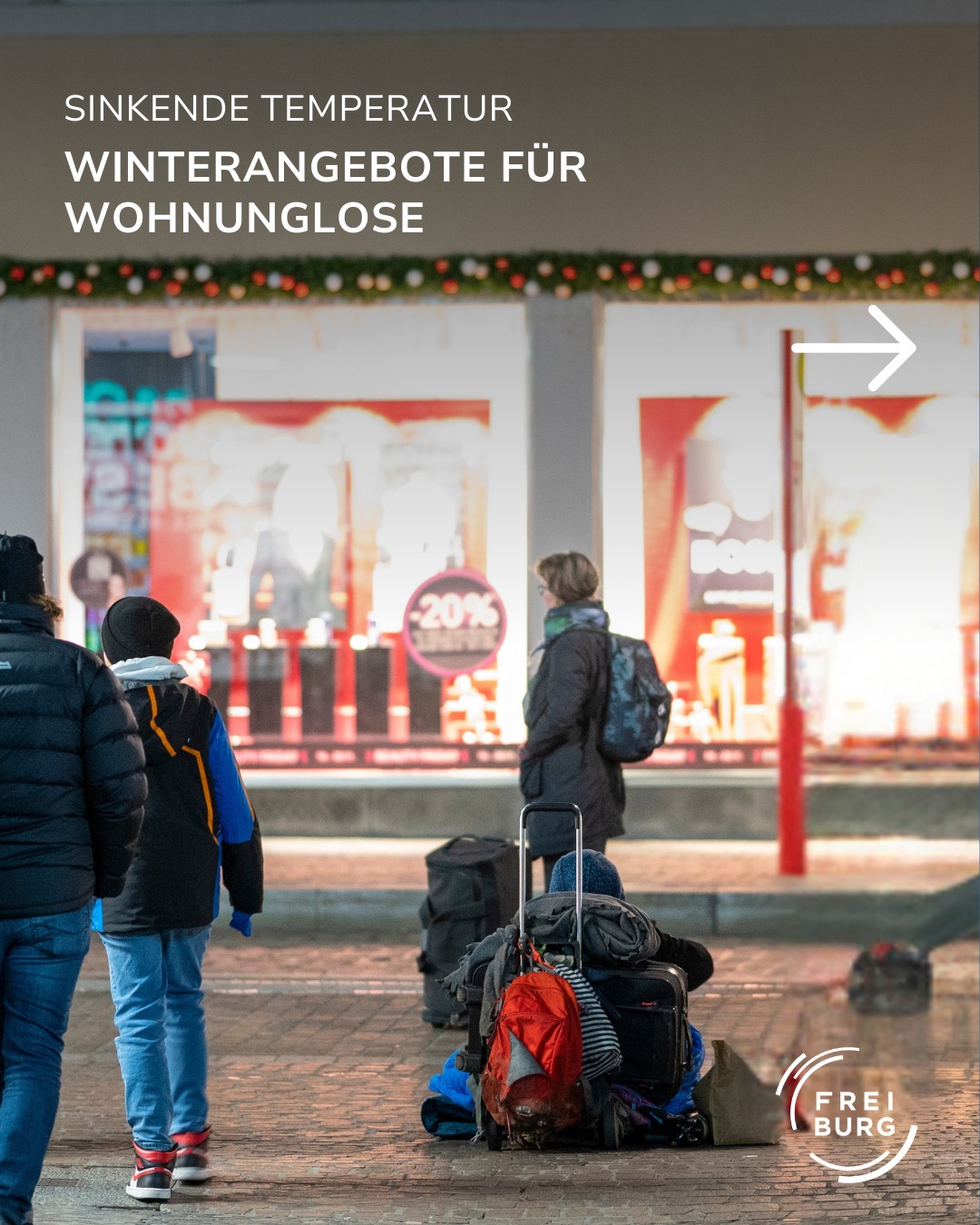 Dieser Alternativtext wurde KI-generiert: Eine Szene im Freien zeigt Menschen mit Gepäck, die an einem Schaufenster mit Werbung vorbeigehen. Ein Pfeil weist nach rechts, und ein Rabattangebot ist sichtbar.