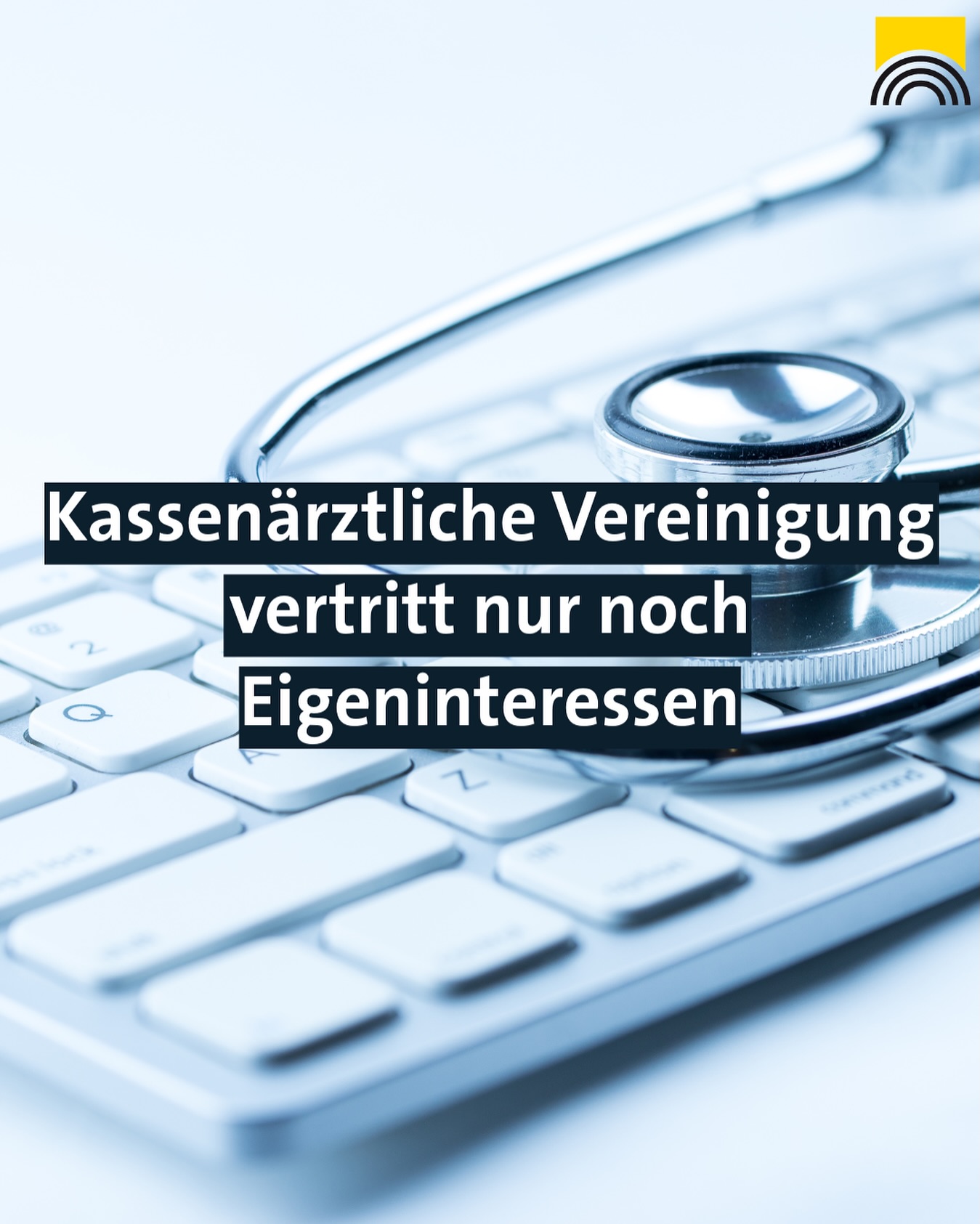 Dieser Alternativtext wurde KI-generiert: Ein Stethoskop liegt auf einer Computertastatur. Das Bild ist in Blautönen gehalten und enthält Text.