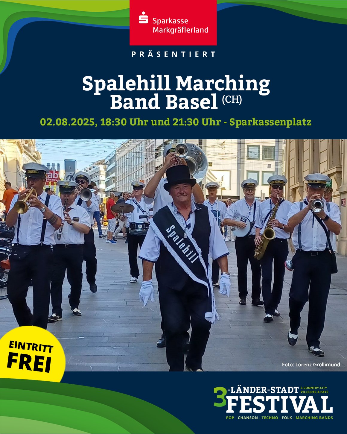 Eine Kapelle in Uniform spielt Blasinstrumente und marschiert auf der Straße. Es handelt sich um einen Werbeplakat für eine Veranstaltung.