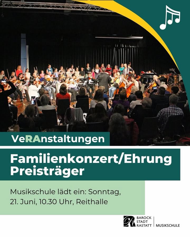 Auf einer Bühne spielt ein Orchester vor Publikum; im Vordergrund Textfelder mit Veranstaltungsinformationen: „Familienkonzert/Ehrung Preisträger“, Termin Sonntag, 21. Juni, 10.30 Uhr, Reithalle, veranstaltet von der Musikschule Barockstadt Rastatt. (KI-Alternativtext)
