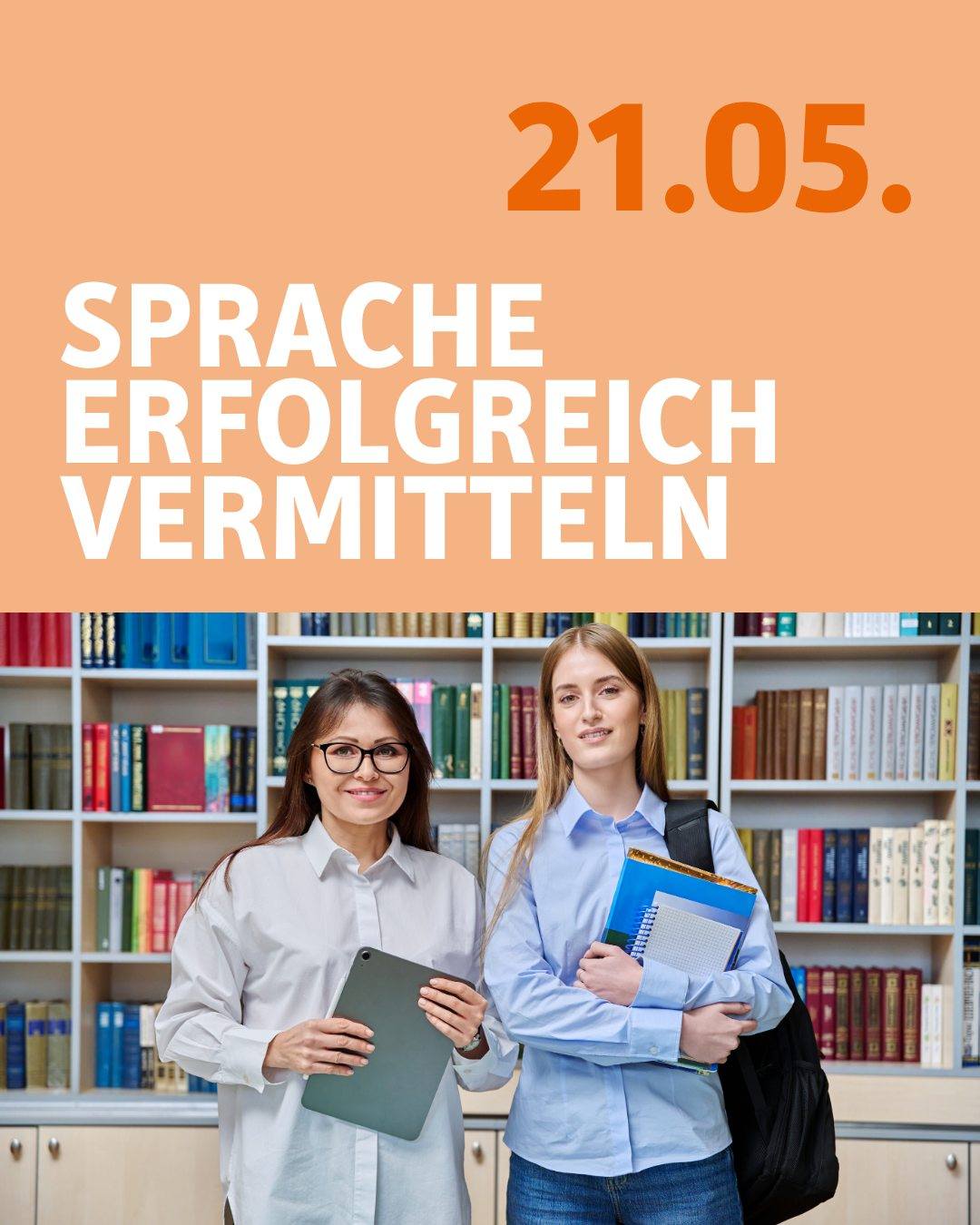 Zwei Fragen mit Büchern und Schreibblock in der Hand blicken in die Kamera. Im Hintergrund ist ein Bibliothek Regal zu sehen.
Bildtext: 21.05.
Sprache erfolgreich vermitteln