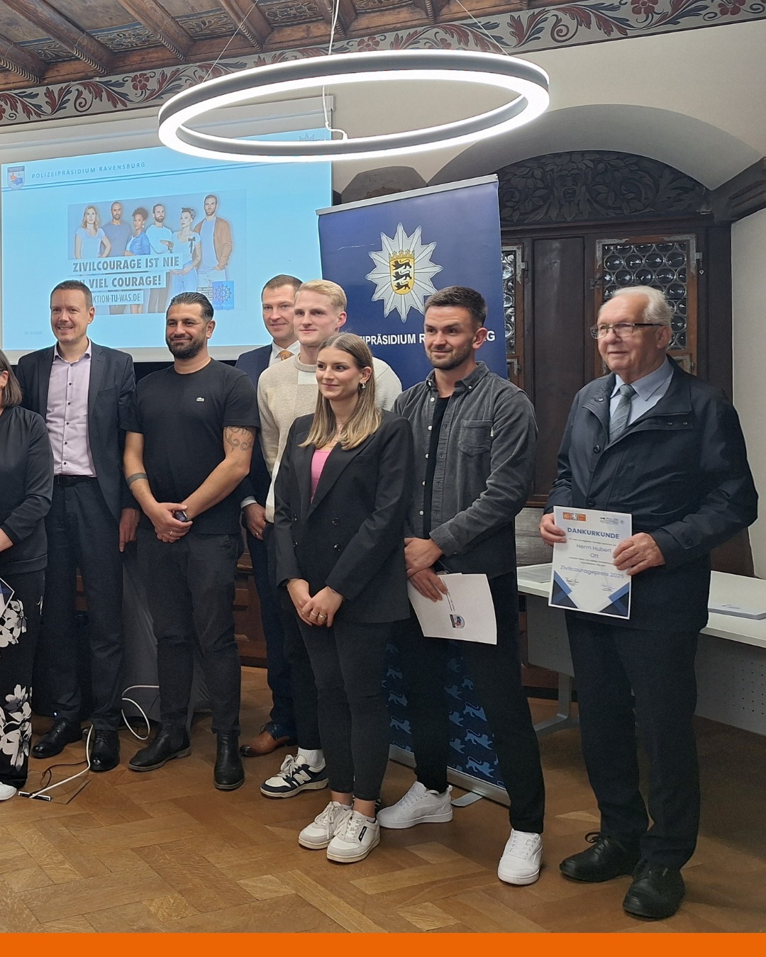 Diese Bild zeigt die zweite Hälfte des Gruppenbildes. Dieses wurde in der Mitte geteilt.