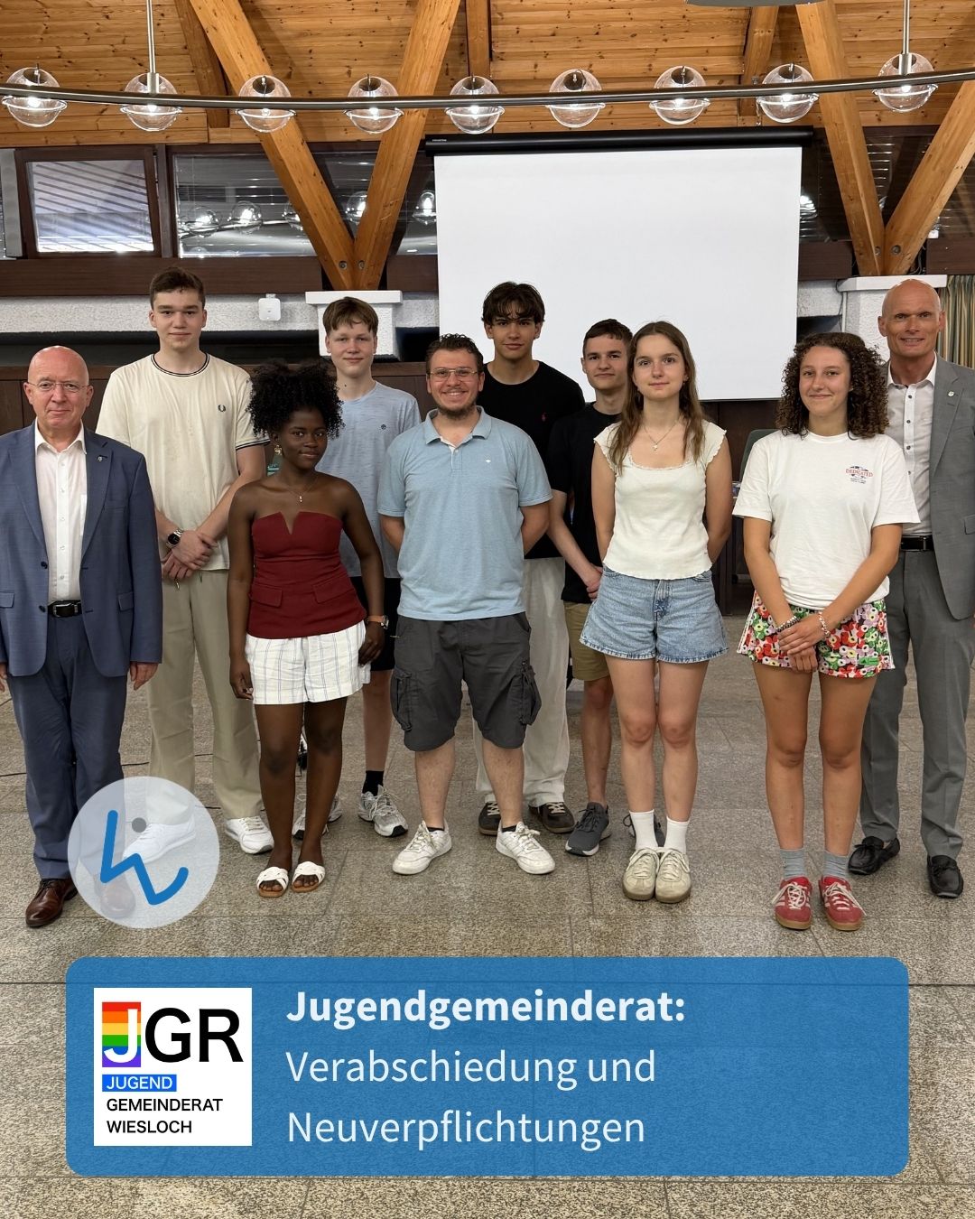Zehn Personen stehen nebeneinander in einer Reihe in einem Saal. Zwei Personen in Anzügen flankieren acht jüngere Personen in Freizeitkleidung. Ein blauer Balken unten enthält den Text „Jugendgemeinderat: Verabschiedung und Neuverpflichtungen“ sowie das Logo des Jugendgemeinderats Wiesloch. (KI-Alternativtext)