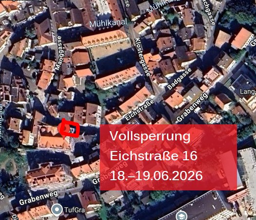 Luftbild einer Stadtansicht mit Straßenbezeichnungen; ein roter Pfeil markiert Eichstraße 16, daneben ein roter Balken mit der Aufschrift „Vollsperrung Eichstraße 16 18.–19.06.2026“. (KI-Alternativtext)