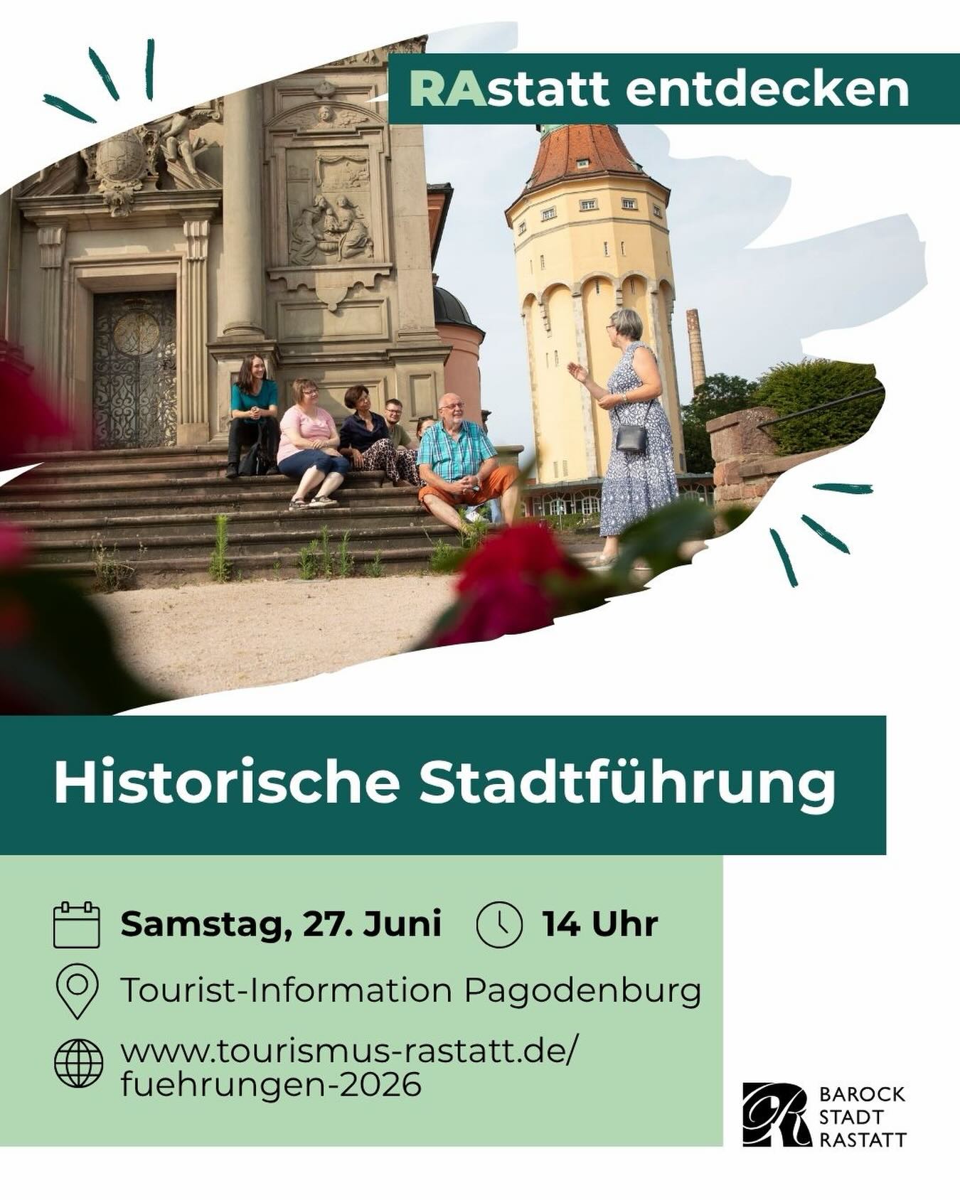 Eine Gruppe sitzt auf Stufen vor einem historischen Gebäude, während eine Person daneben steht und gestikuliert; im Hintergrund ein Wasserturm. Der Text bewirbt eine historische Stadtführung in Rastatt am Samstag, 27. Juni, 14 Uhr, Treffpunkt Tourist-Information Pagodenburg. (KI-Alternativtext)