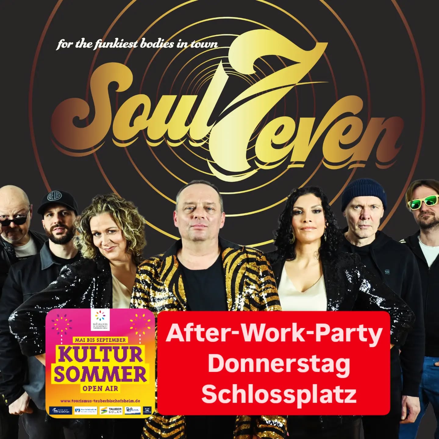 Plakat mit dem goldenen Schriftzug "Soul Seven" und dem Slogan "for the funkiest bodies in town". Darunter stehen sieben Personen in einer Reihe, einige tragen Kopfbedeckungen oder Sonnenbrillen. Unten links ist ein Logo für den "Kultursommer Open Air" von Mai bis September zu sehen, rechts daneben ein roter Kasten mit der Aufschrift "After-Work-Party Donnerstag Schlossplatz". (KI-Alternativtext)