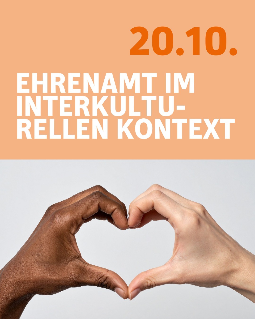 Zwei Hände die sich berühren und dabei symbolisch ein Herz bilden. Dabei ist eine Hand weißhäutig und die andere schwarzhäutig.
Bildtext:
20.10.
Ehrenamt im interkulturellen Kontext
