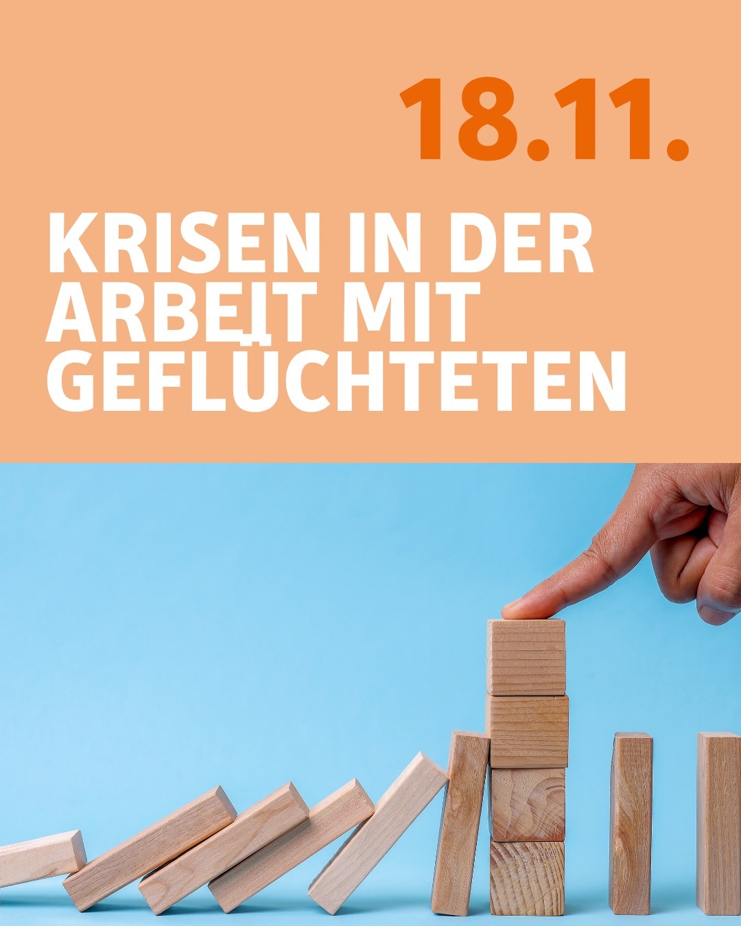 Dominosteine die aufgereiht sind. die ersten Steine sind dabei schon umgeworfen. Die anderen Steine werden durch einen Turm in der Mitte gestoppt, so dass nicht alle umfallen können.
Bildtext:
18.11.
Krisen in der Arbeit mit Geflüchteten