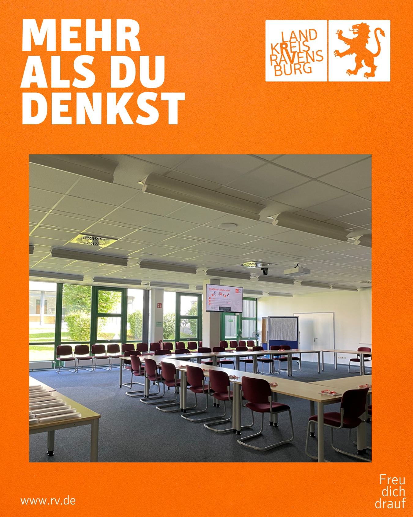 Ein heller Raum mit Sitzreihen und einem Blick durch Fenster auf einen Außenbereich. Im Bild sind Text- und Logo-Elemente zu sehen.