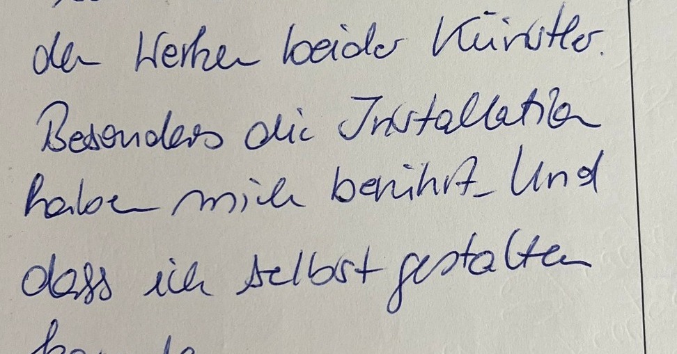 Dieser Alternativtext wurde KI-generiert: Swarzweißes Bild einer handschriftlichen Notiz. Der Text ist in geschwungener Schrift auf beigem Papier verfasst.