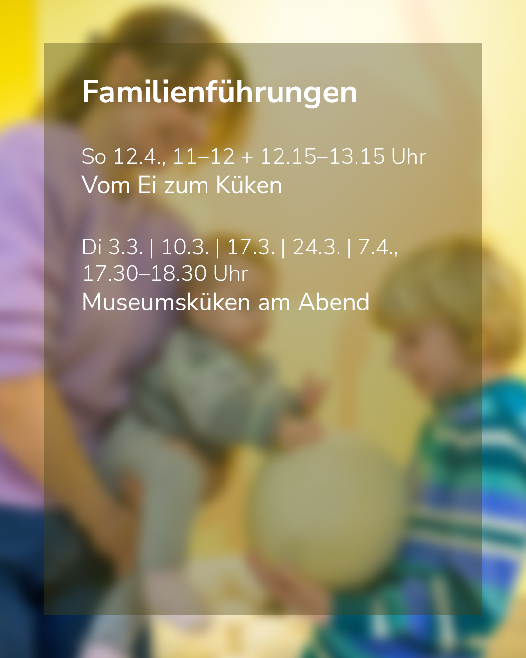 Dieser Alternativtext wurde KI-generiert: Ein Werbeplakat mit Informationen zu Familienführungen und deren Zeitangaben. Der Hintergrund ist unscharf und zeigt möglicherweise Menschengruppen.