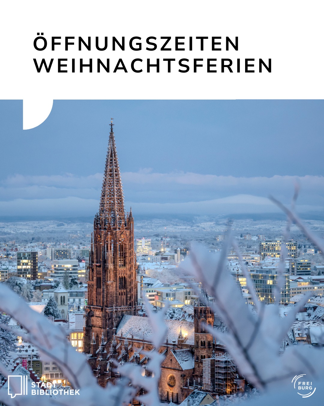 Dieser Alternativtext wurde KI-generiert: Ein Bild zeigt eine verschneite Stadtansicht mit einem spitzen Kirchturm im Zentrum. Im oberen Bereich des Bildes steht ein Text über Öffnungszeiten.