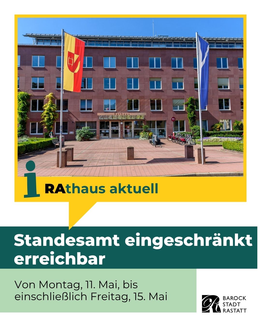 Dieser Alternativtext wurde KI-generiert: Ein mehrstöckiges Gebäude mit mehreren Fenstern und Fahnen vor dem Hintergrund eines hellen Himmels. Im Vordergrund befindet sich ein Platz mit Büschen und dem Bodenbelag aus Pflastersteinen.