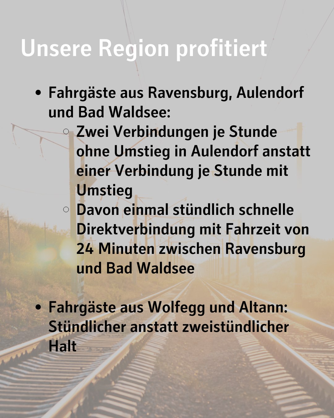 Dieser Alternativtext wurde KI-generiert: Schwarz-weißes Foto von Bahngleisen, die in die Ferne führen. Darüber Textinformationen zu Fahrplänen und Verbindungen.