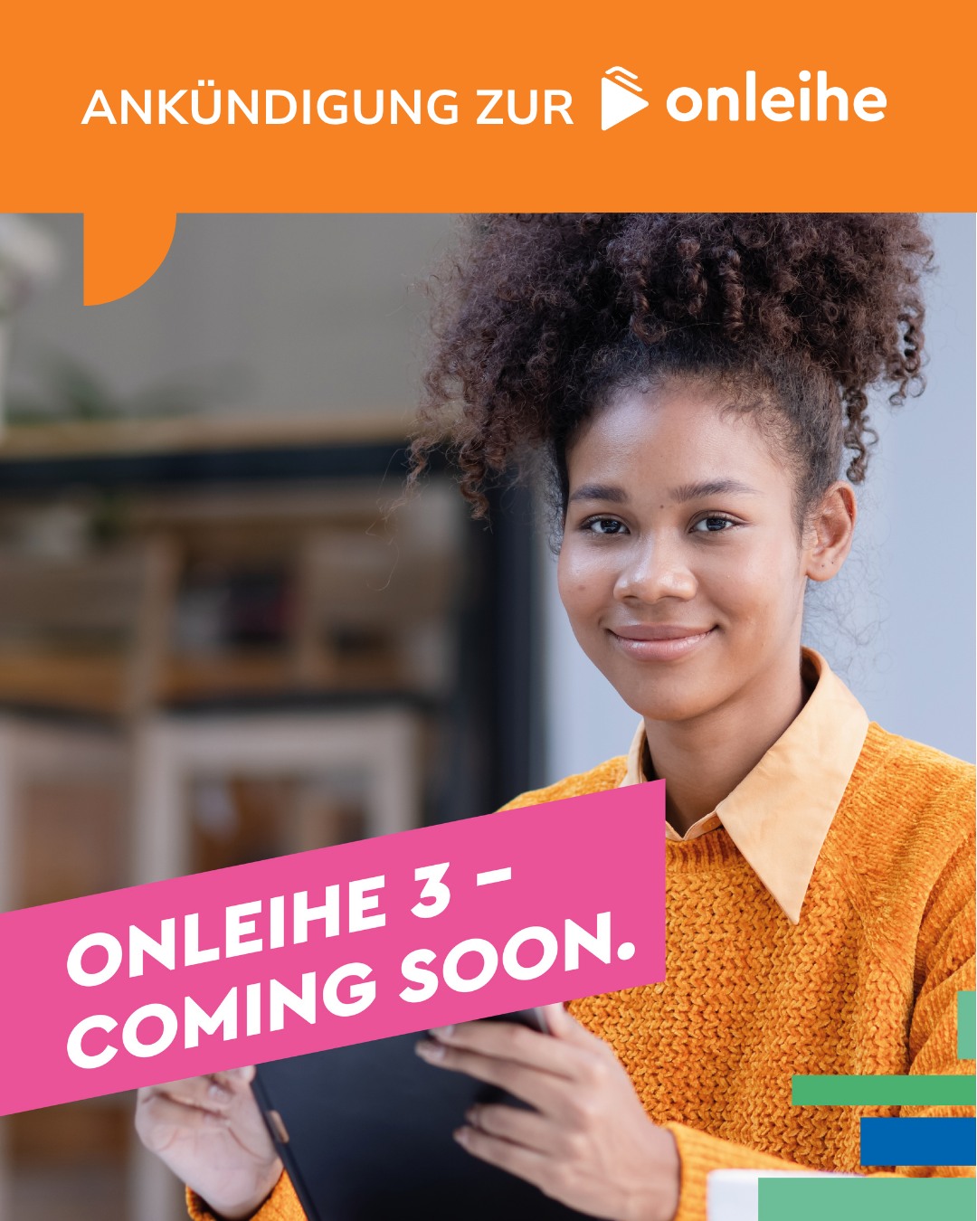 Ankündigung zur onleihe: Eine Person mit lockigem Haar und orangefarbenem Pullover hält ein Tablet, daneben steht in einem pinken Balken „ONLEIHE 3 – COMING SOON.“ (KI-Alternativtext)