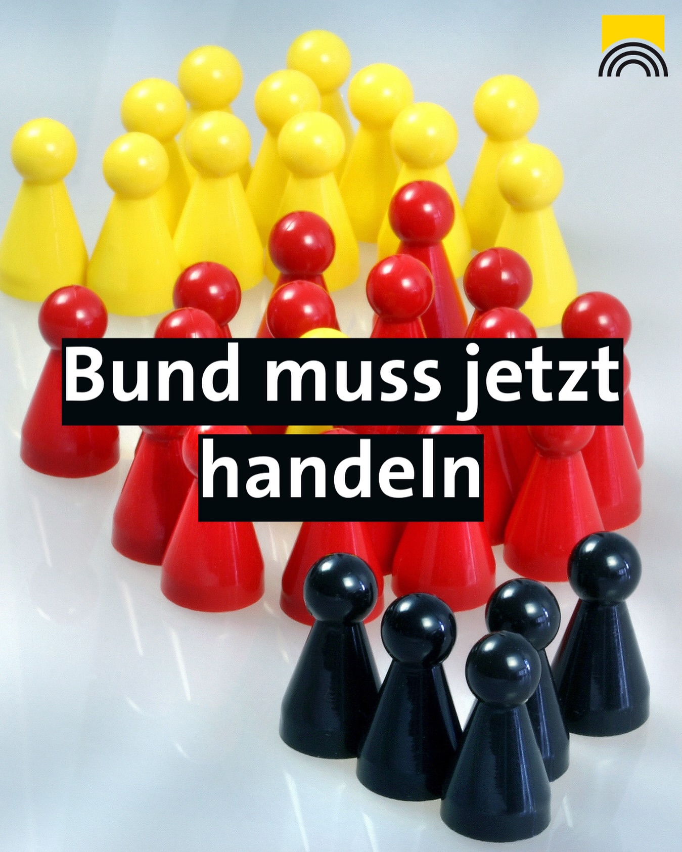 Dieser Alternativtext wurde KI-generiert: Mehrere farbige Spielfiguren sind in einer Pyramidenform angeordnet. Ein Text ist über die Figuren gelegt.