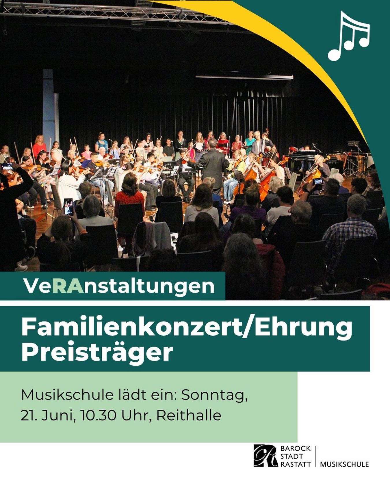 Auf einer Bühne spielt ein Orchester mit Dirigent vor Publikum; im Vordergrund Text: „VeRAnstaltungen – Familienkonzert/Ehrung Preisträger – Musikschule lädt ein: Sonntag, 21. Juni, 10.30 Uhr, Reithalle“ sowie Logo „Barock Stadt Rastatt Musikschule“. (KI-Alternativtext)