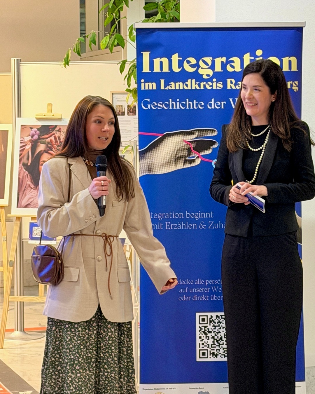 Zwei Frauen stellen ihre Geschichten vor.