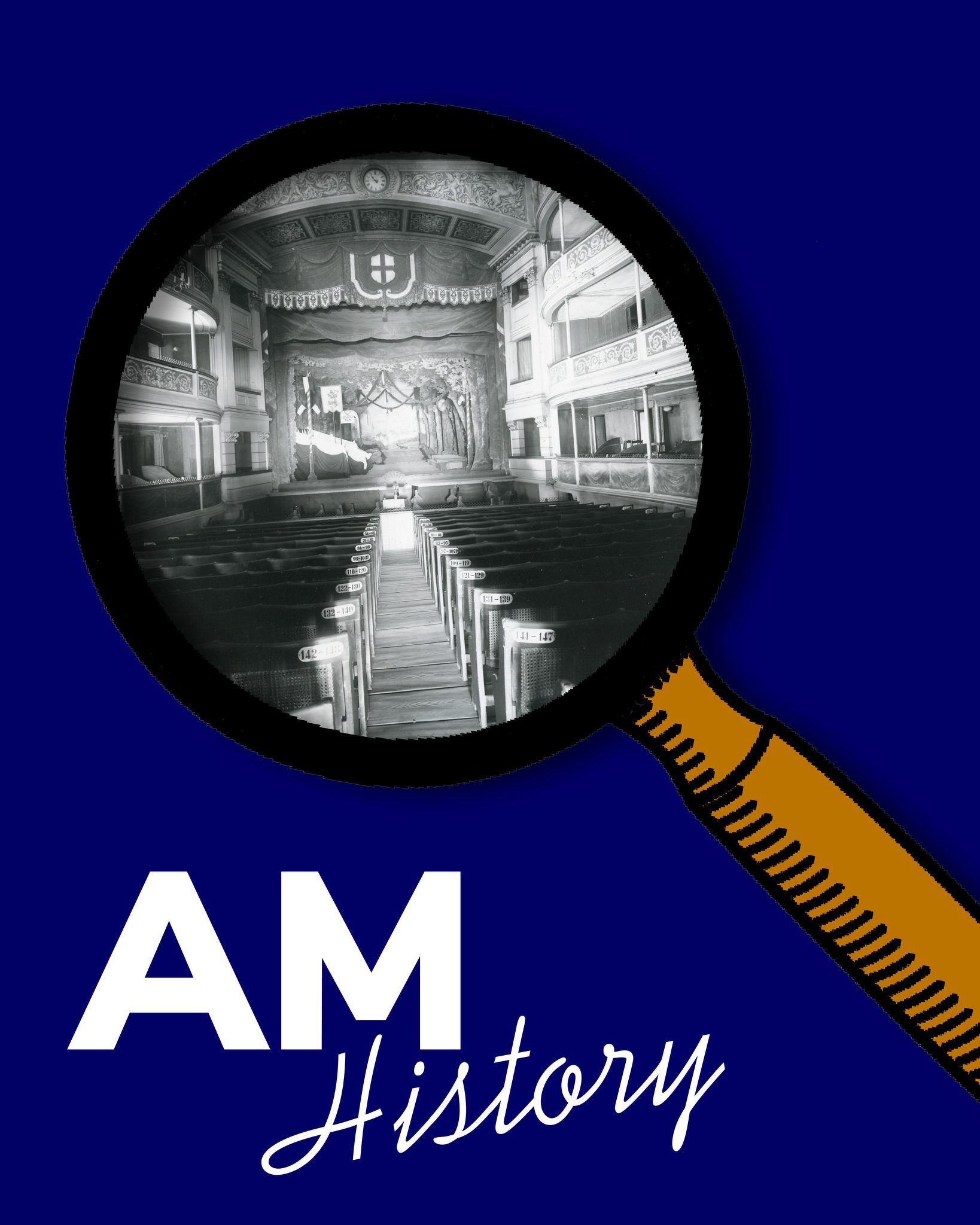 Dieser Alternativtext wurde KI-generiert: Schwarz-weißes Bild von einem Theatersaal, der durch eine Lupe betrachtet wird. Darunter steht in großen Buchstaben "AM History" auf einem blauen Hintergrund.