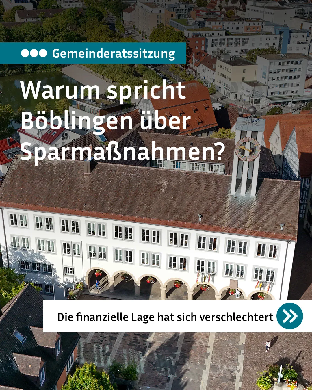 Luftaufnahme eines historischen Gebäudes mit markantem Uhrturm vor einer städtischen Umgebung. Überlagert ist der weiße Text „Warum spricht Böblingen über Sparmaßnahmen?“ sowie oben links in blauer Box die Aufschrift „Gemeinderatssitzung“. Unten befindet sich ein weißer Balken mit dem schwarzen Text „Die finanzielle Lage hat sich verschlechtert“ und einem Pfeil-Symbol. (KI-Alternativtext)