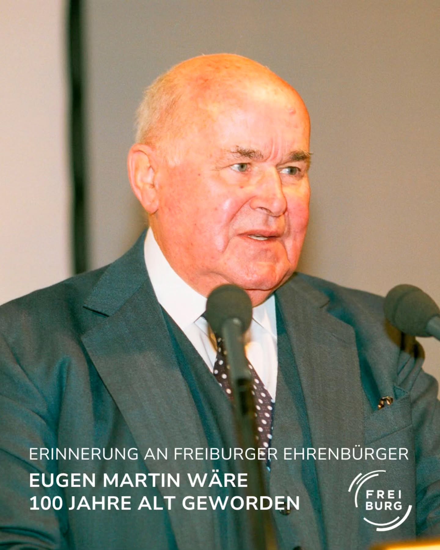 Dieser Alternativtext wurde KI-generiert: Schwarz-weißes Porträt einer Person mit kurzem, hellem Haar und Anzug. Im Bild sind außerdem Textzeilen und ein Logo zu sehen.