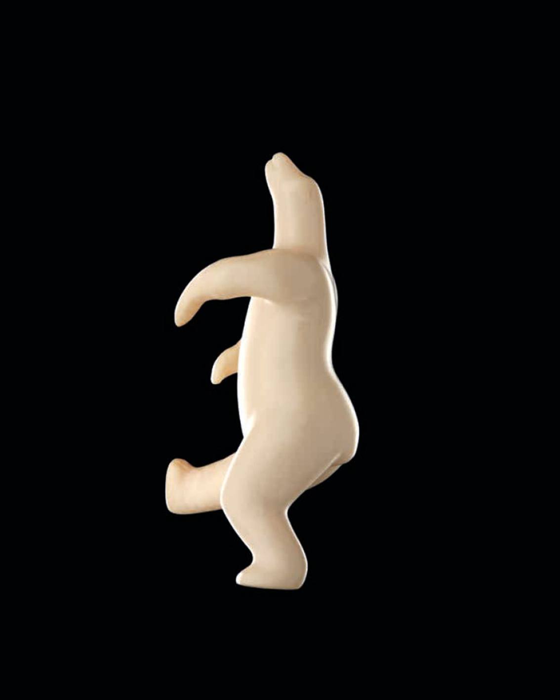 Dieser Alternativtext wurde KI-generiert: Schwarz-weißes Bild einer Skulptur oder Figur. Die Form ist abstrakt und erinnert an eine tanzende oder sich bewegende Gestalt.