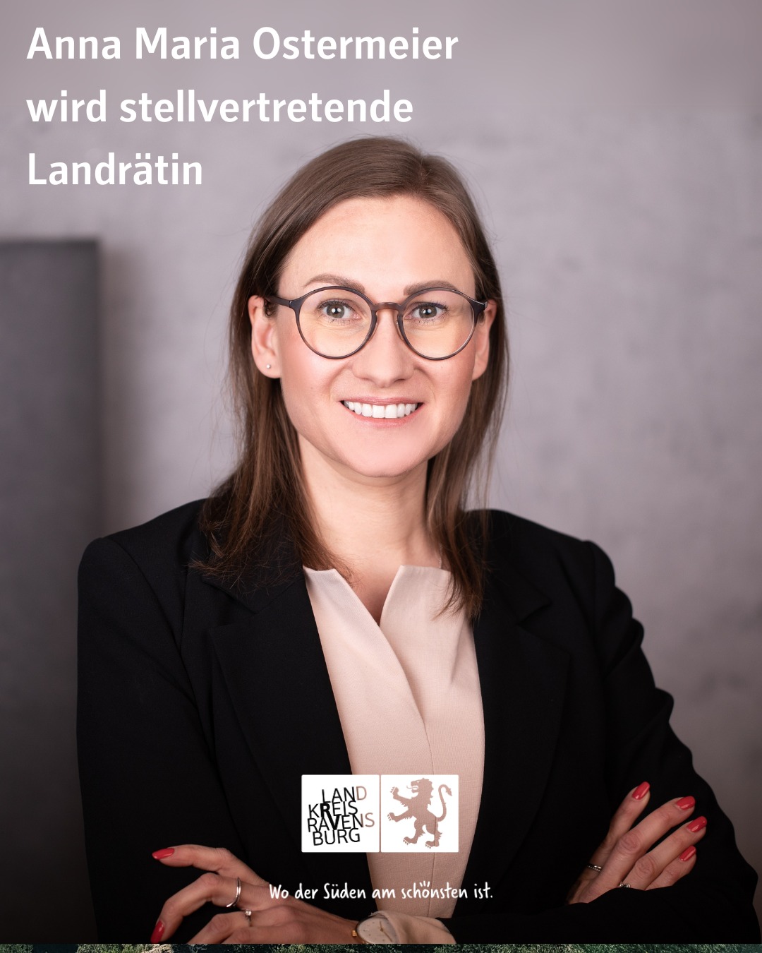 Ein Porträt einer Person mit Brille, die eine dunkle Jacke über einem hellen Oberteil trägt. Unten ist ein Logo abgebildet.