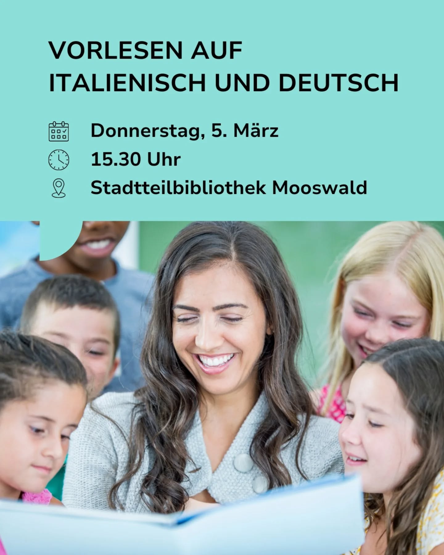 Dieser Alternativtext wurde KI-generiert: Eine Gruppe von Menschen sitzt oder steht zusammen und schaut auf ein Buch. Das Bild enthält Text mit Informationen zu einem Termin in einer Bibliothek.
