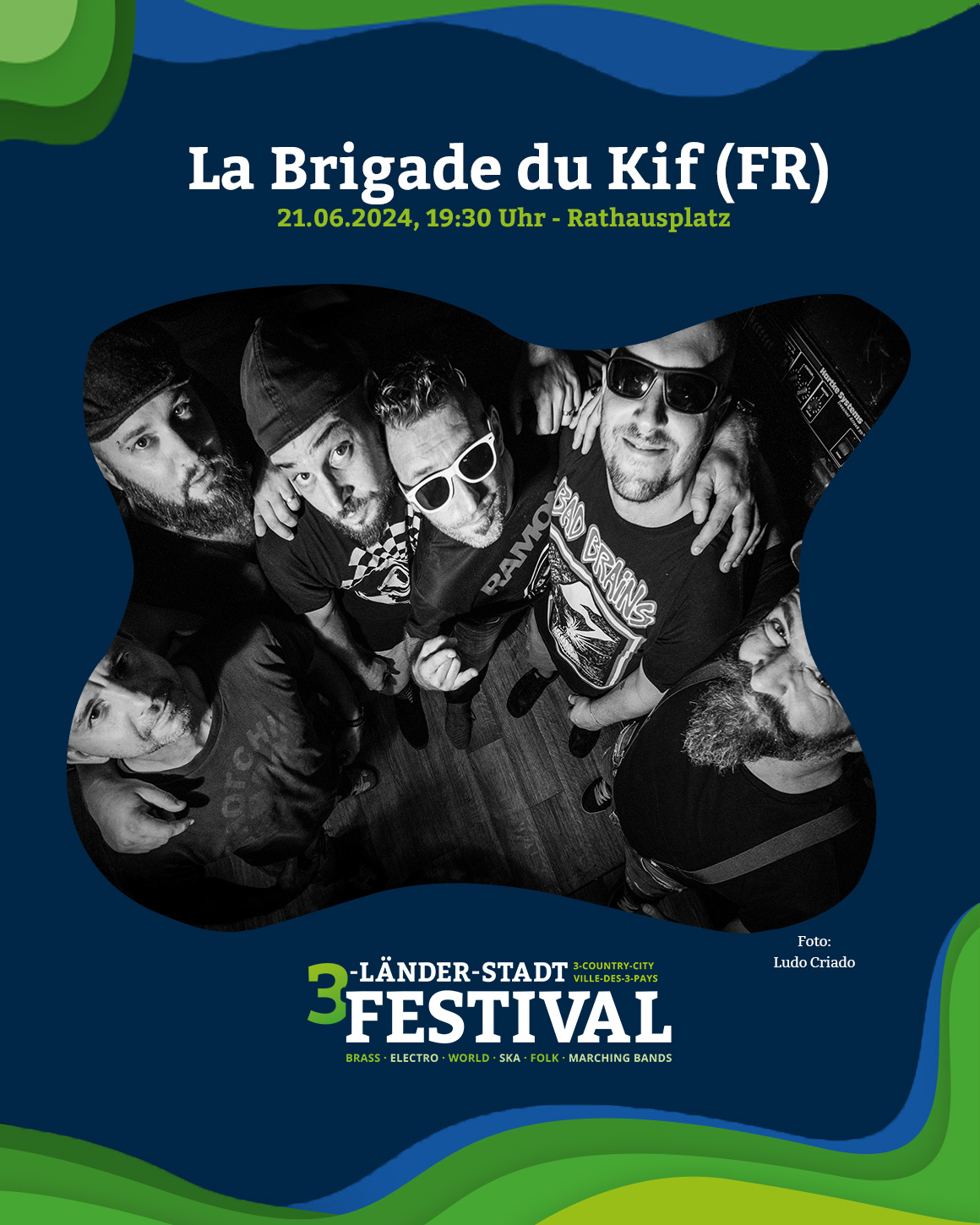 Schwarzweißfoto einer Band, die auf einem Festival auftritt. Konzertanzeige mit Datum, Uhrzeit und Ort.