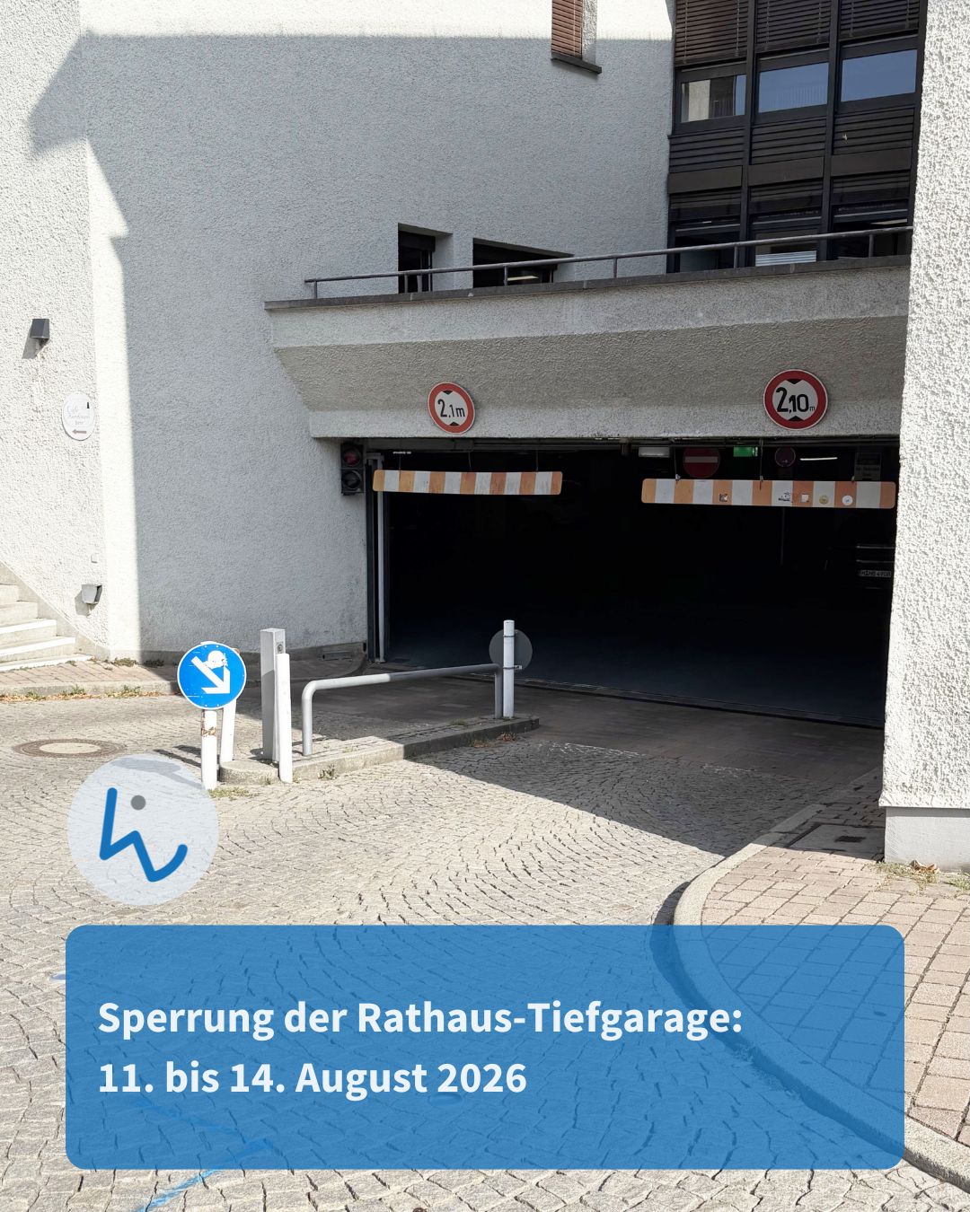 Eingang zu einer Tiefgarage mit zwei durch Schranken blockierten Fahrspuren und Höhenbegrenzungszeichen von 2,1 Metern. Links im Vordergrund steht ein blaues Verkehrsschild mit Pfeil nach rechts unten. Ein blauer Textkasten überlagert den unteren Bildbereich mit der Aufschrift: "Sperrung der Rathaus-Tiefgarage: 11. bis 14. August 2026". (KI-Alternativtext)